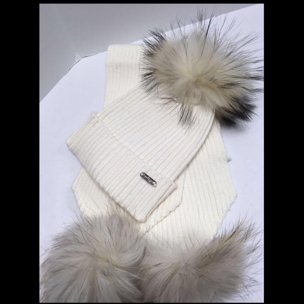 BARI LYNN**Scarf w Fox Pom Pom